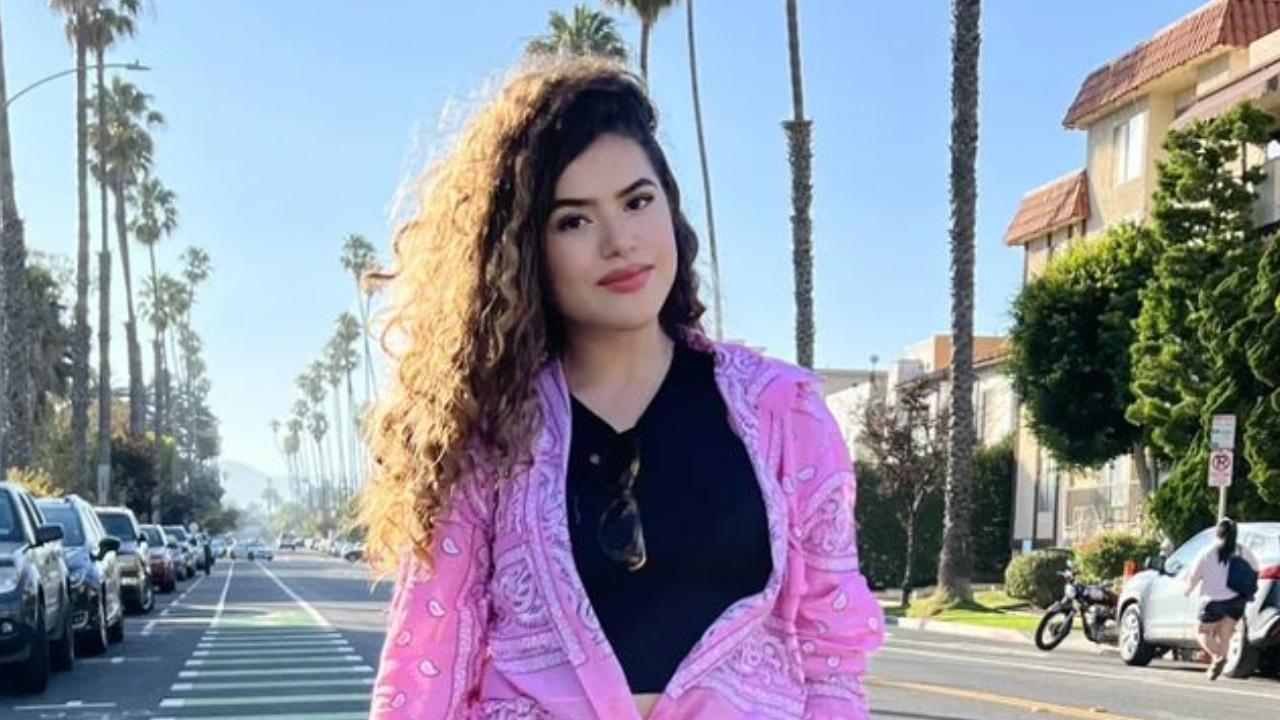 Maisa elege vestido curto e de paetê para curtir noite em Los Angeles