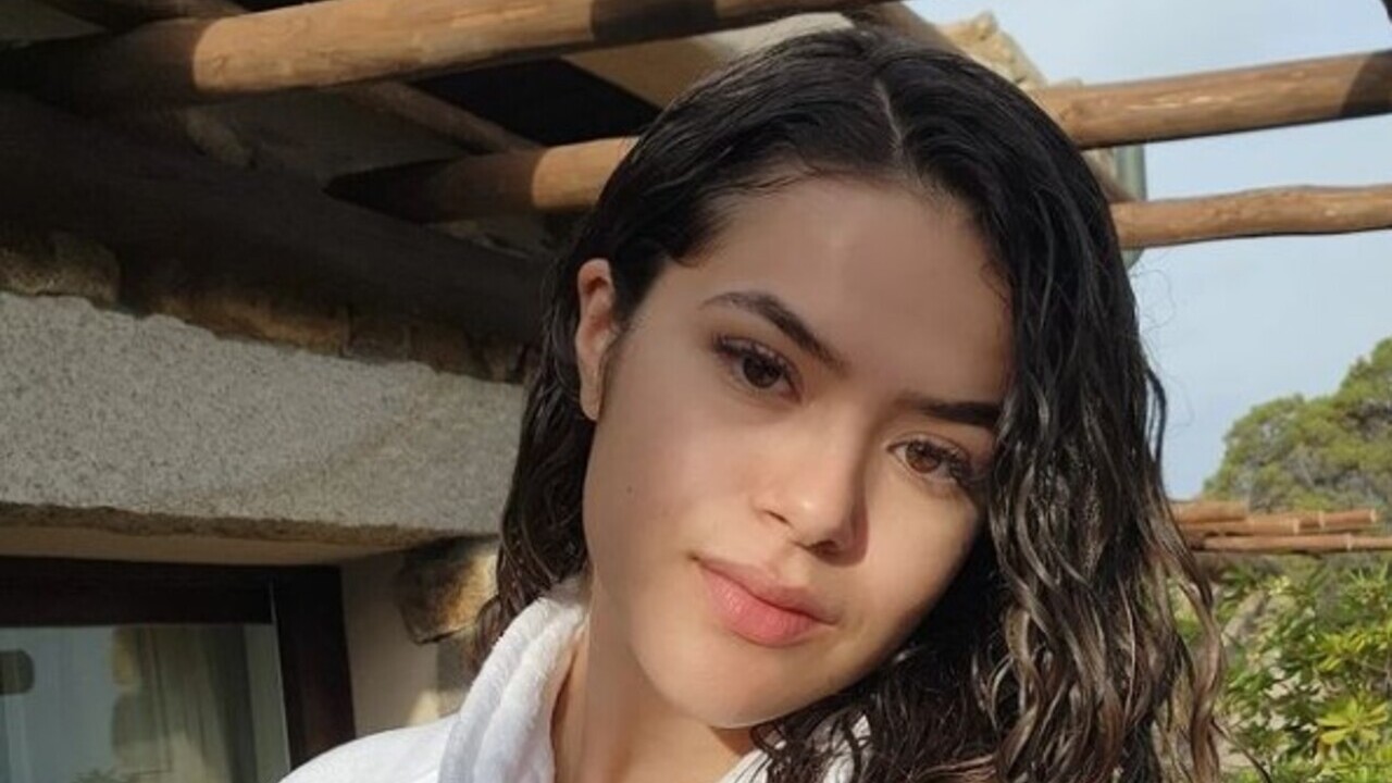 Maisa Silva publica TBT esbanjando beleza com look azul usado em viagem