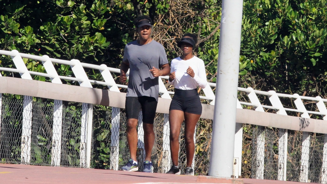 Maju Coutinho pratica corrida ao ar livre com o marido no Rio de Janeiro