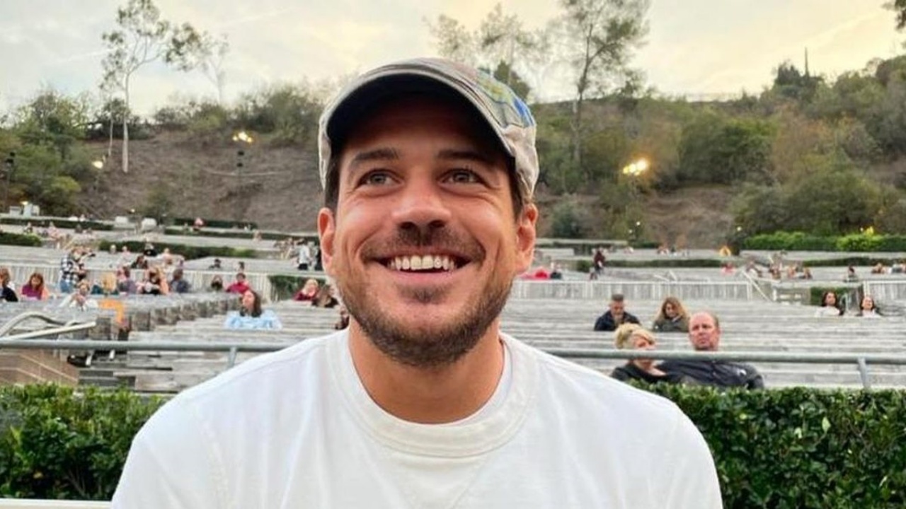 Marco Pigossi posta clique raro com namorado na praia: ”Dia do amor”