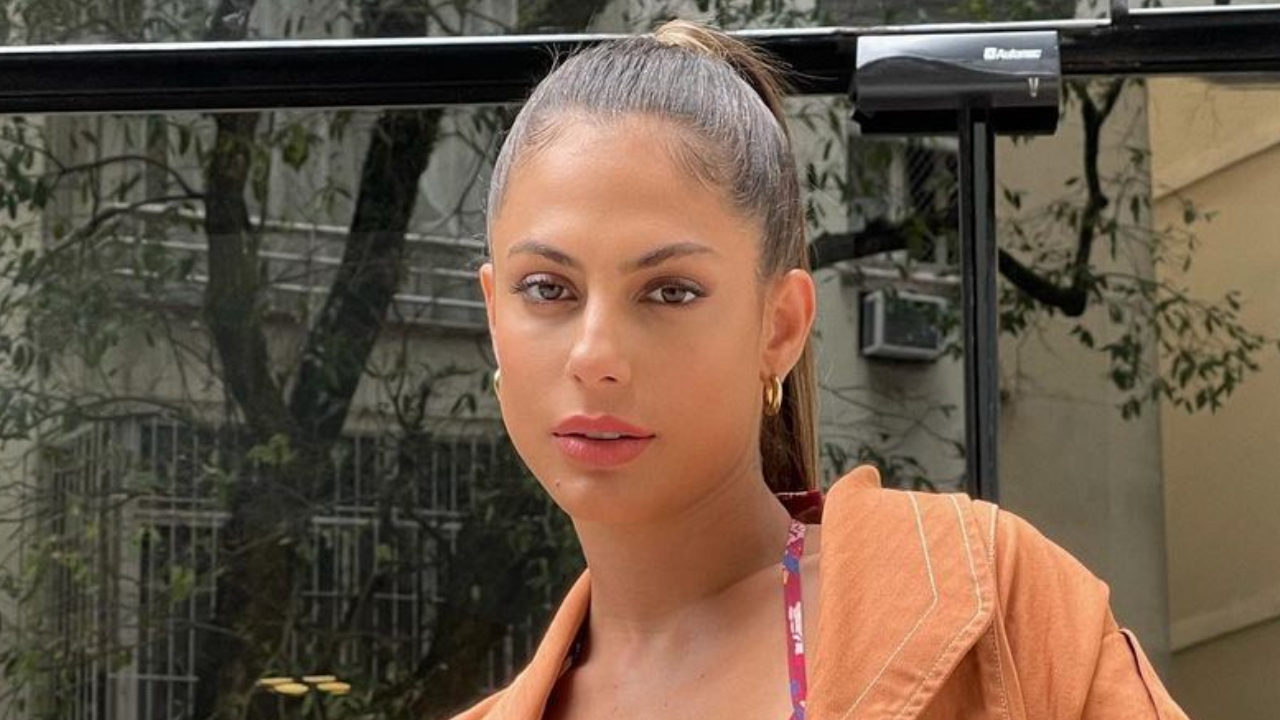Mari Gonzalez posa com look praiano de mais de R$3 mil no Rio de Janeiro