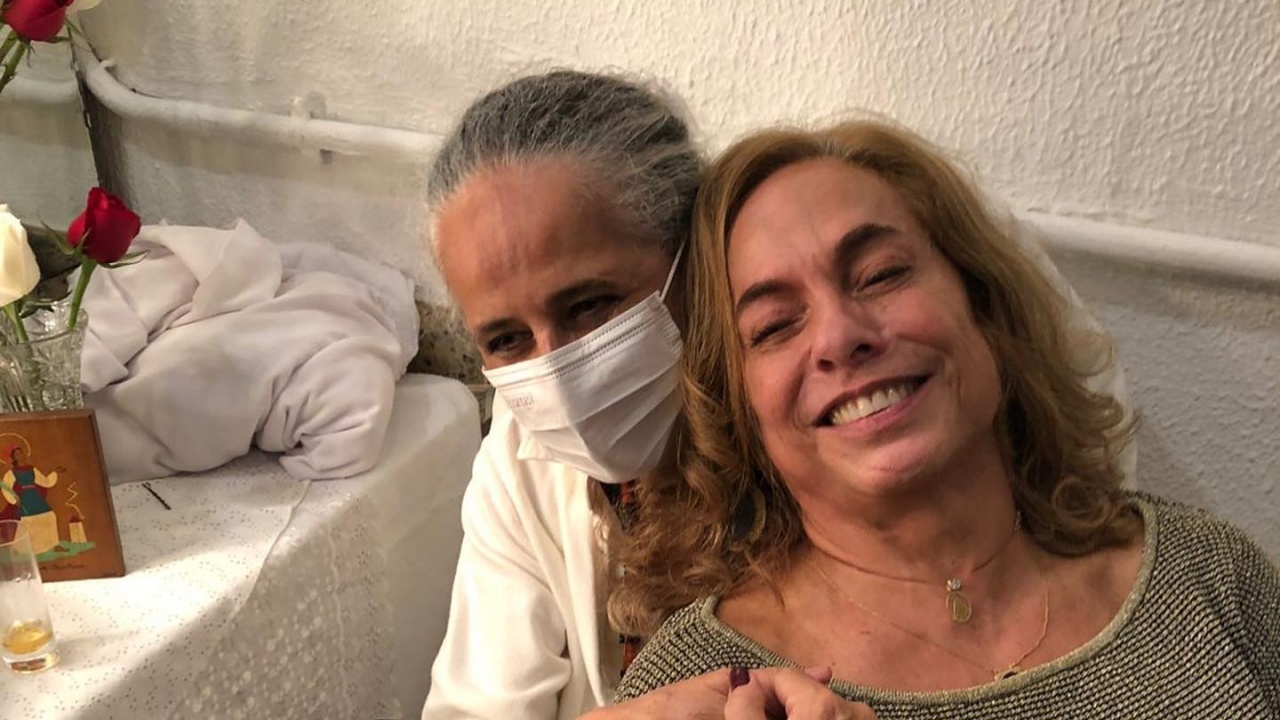 Cissa Guimarães tieta Maria Bethânia: ”Minha deusa”
