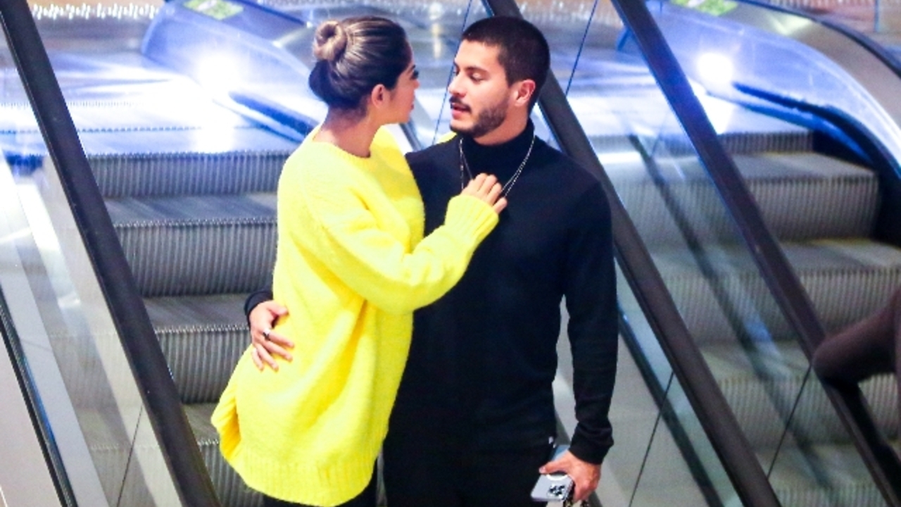Em clima de romance, Arthur Aguiar e Maíra Cardi são flagrados em shopping