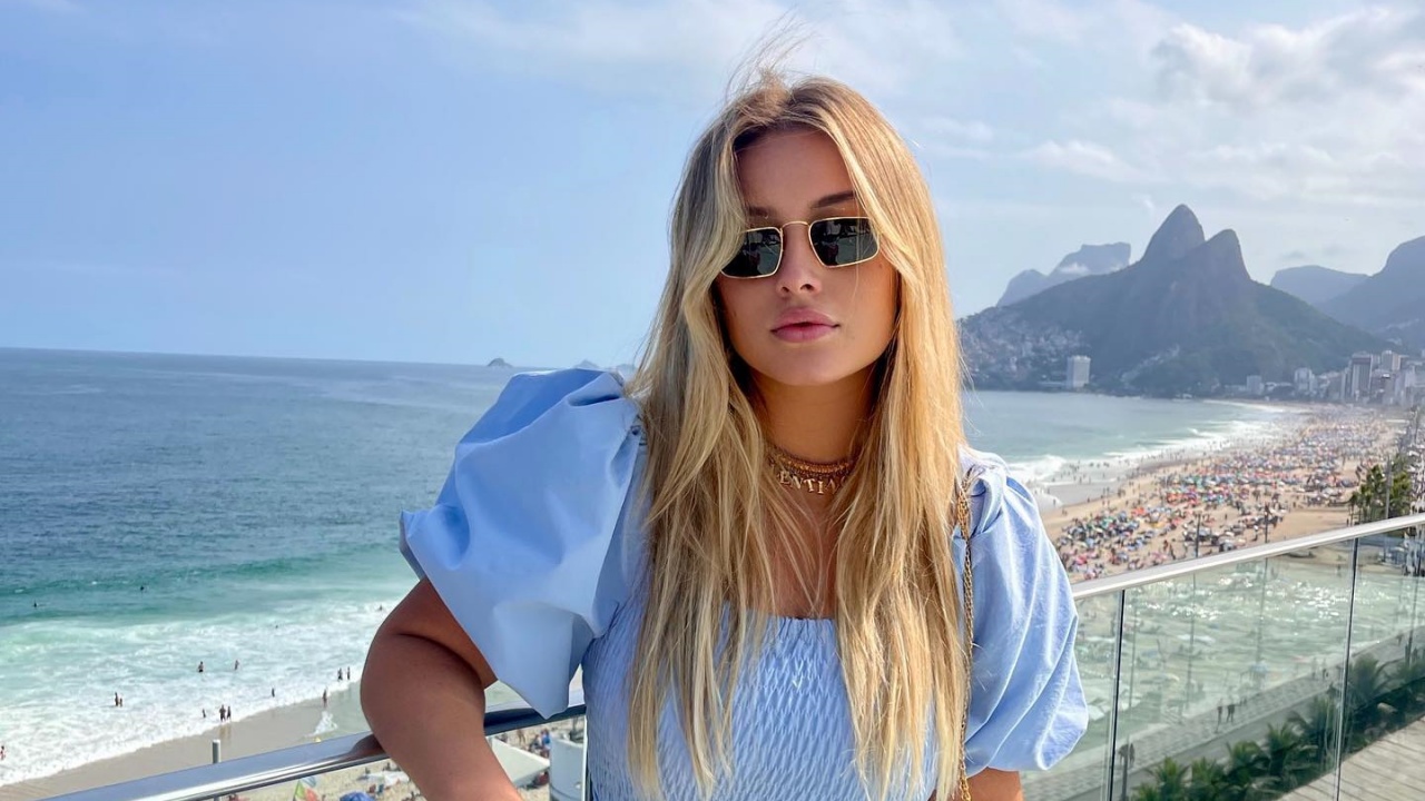 Maria Braz vai a Paris e impressiona com look luxuoso clássico: “Toda P&B, que tal?”