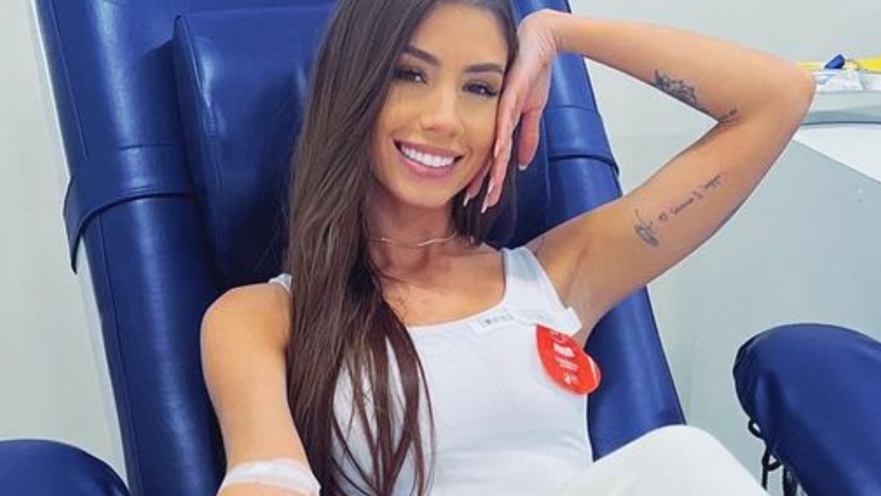 Maria Lina surge fazendo doação de sangue e incentiva os internautas a fazerem o mesmo