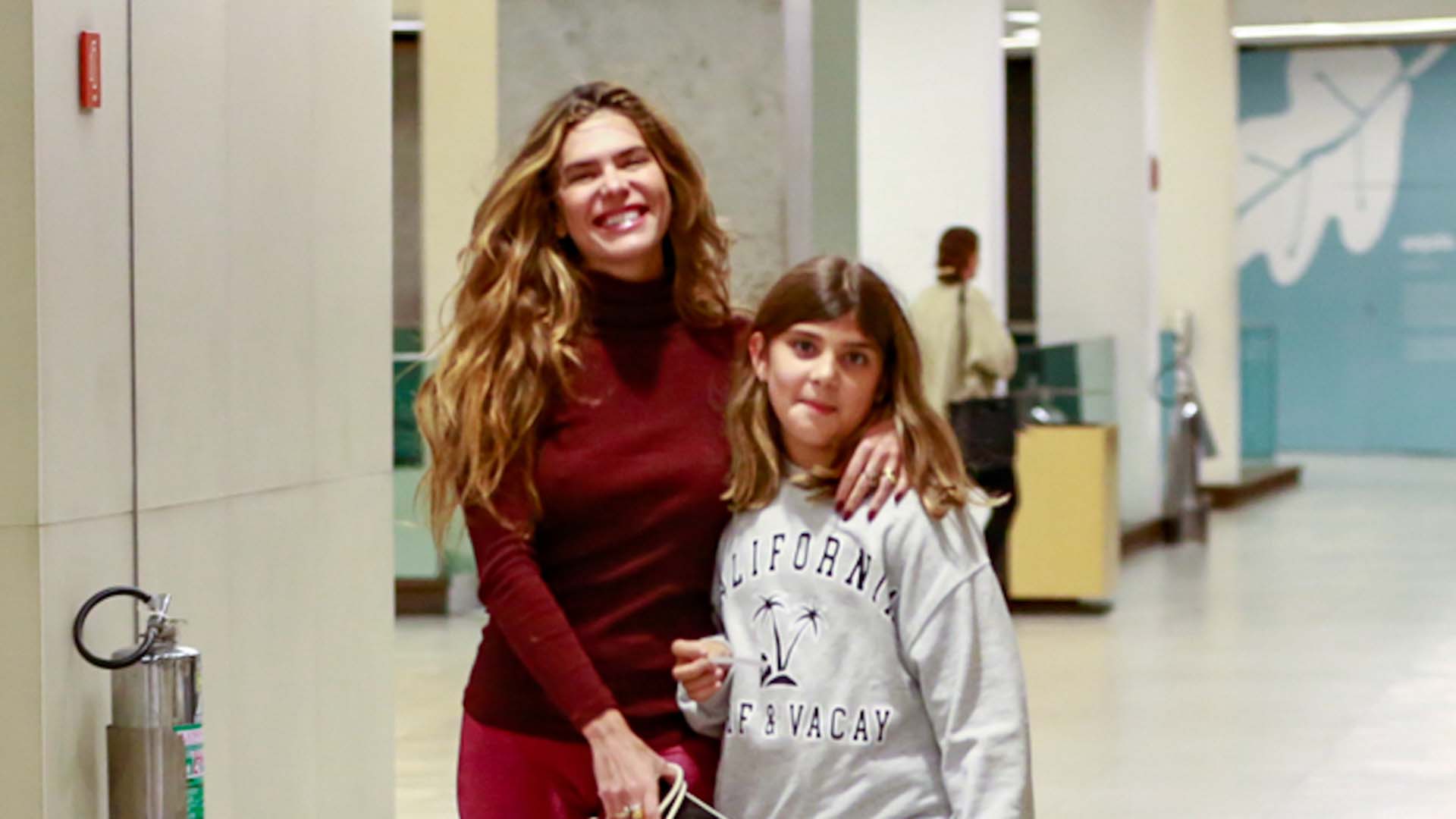 Filha de Grazi Massafera e Cauã Reymond curte passeio com a madrasta, Mariana Goldfarb
