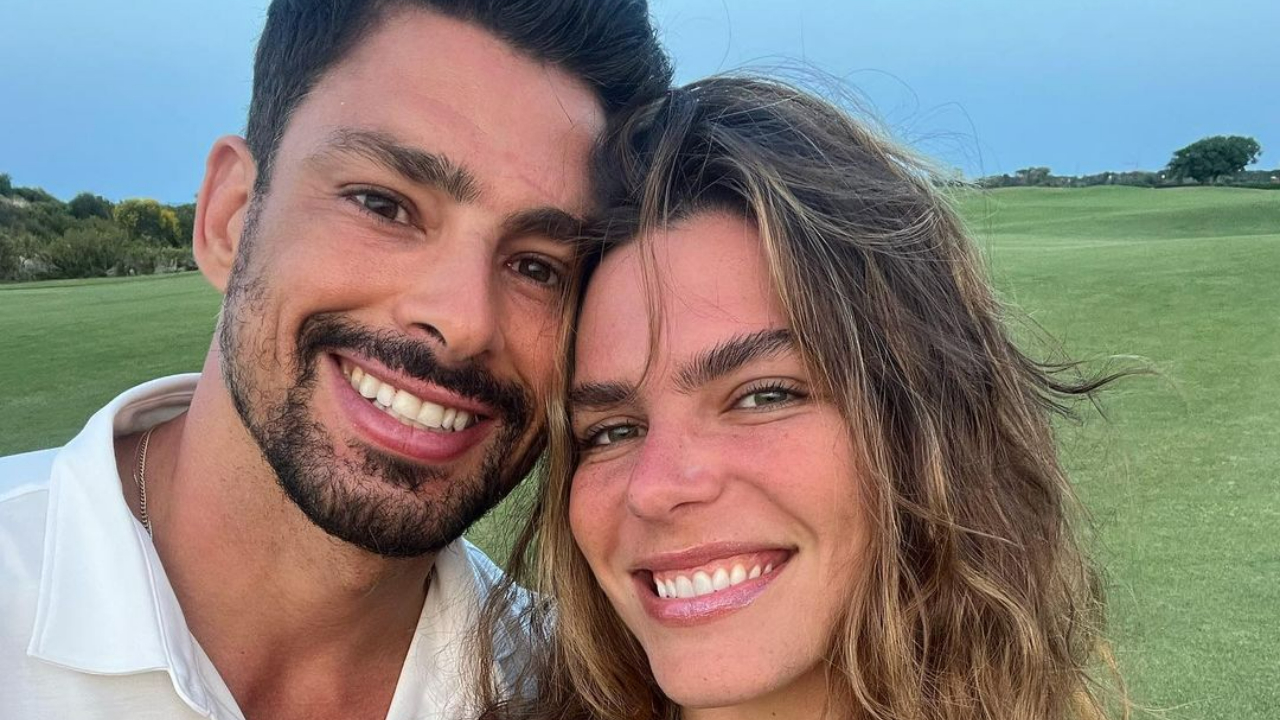 Mariana Goldfarb e Cauã Reymond surgem sorridentes em clique encantador na web