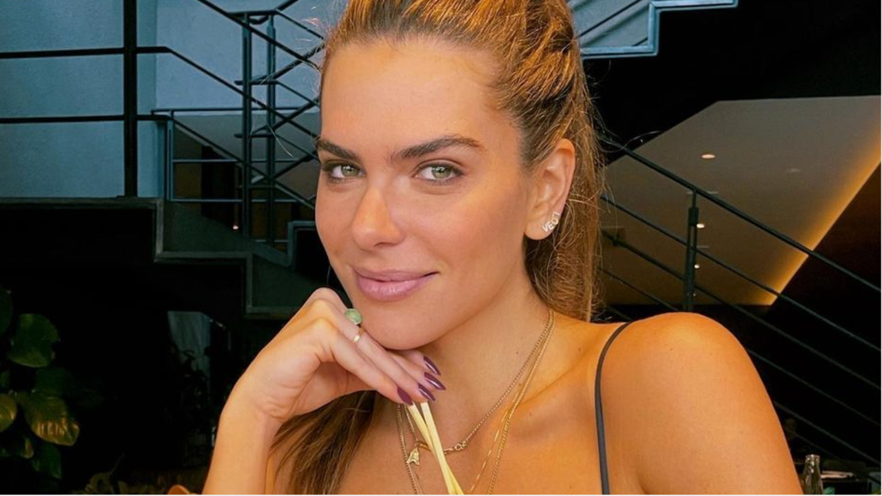 De biquíni, Mariana Goldfarb esbanja beleza natural em cliques com flores e arranca elogios: ”Deusa!”