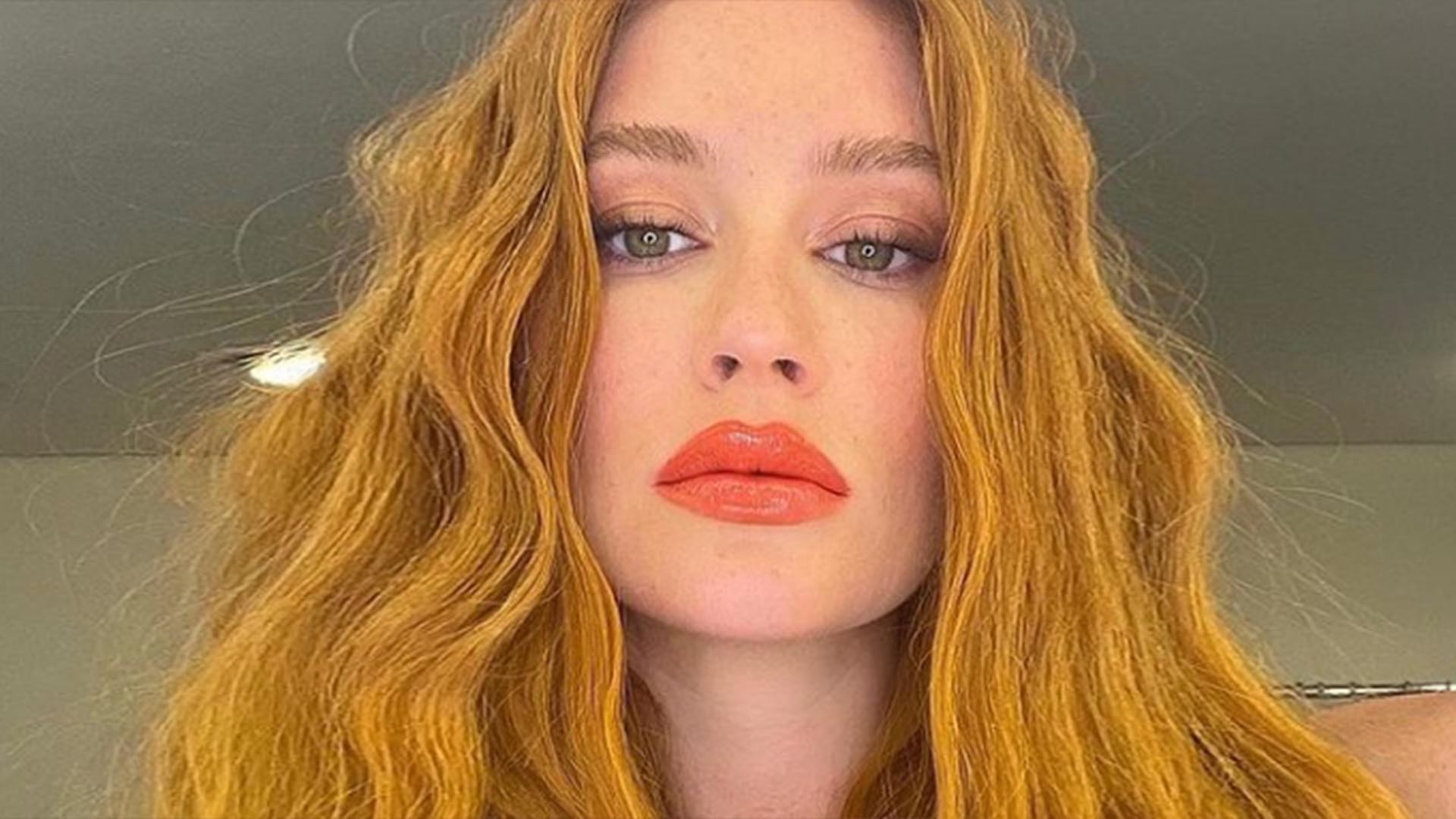 Marina Ruy Barbosa dispensa a parte de cima da roupa em novo trabalho