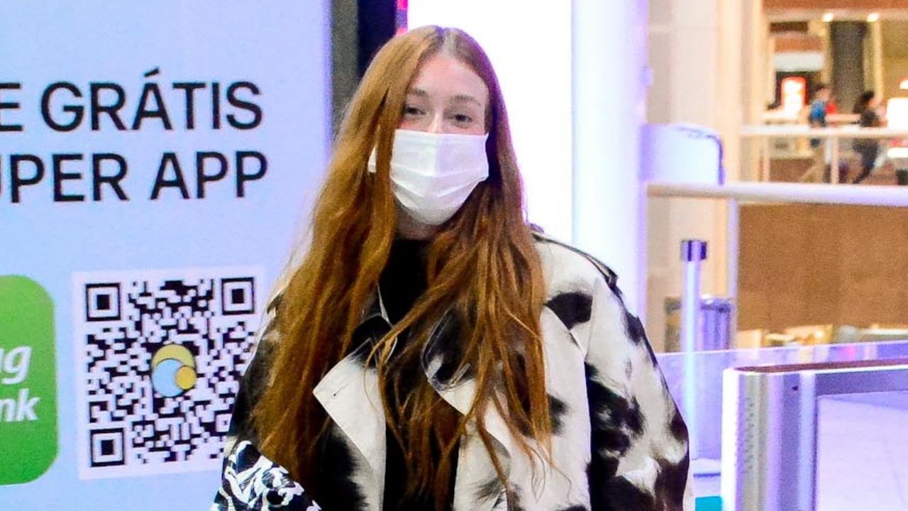 Ao lado da mãe, Marina Ruy Barbosa é flagrada no aeroporto com look estiloso
