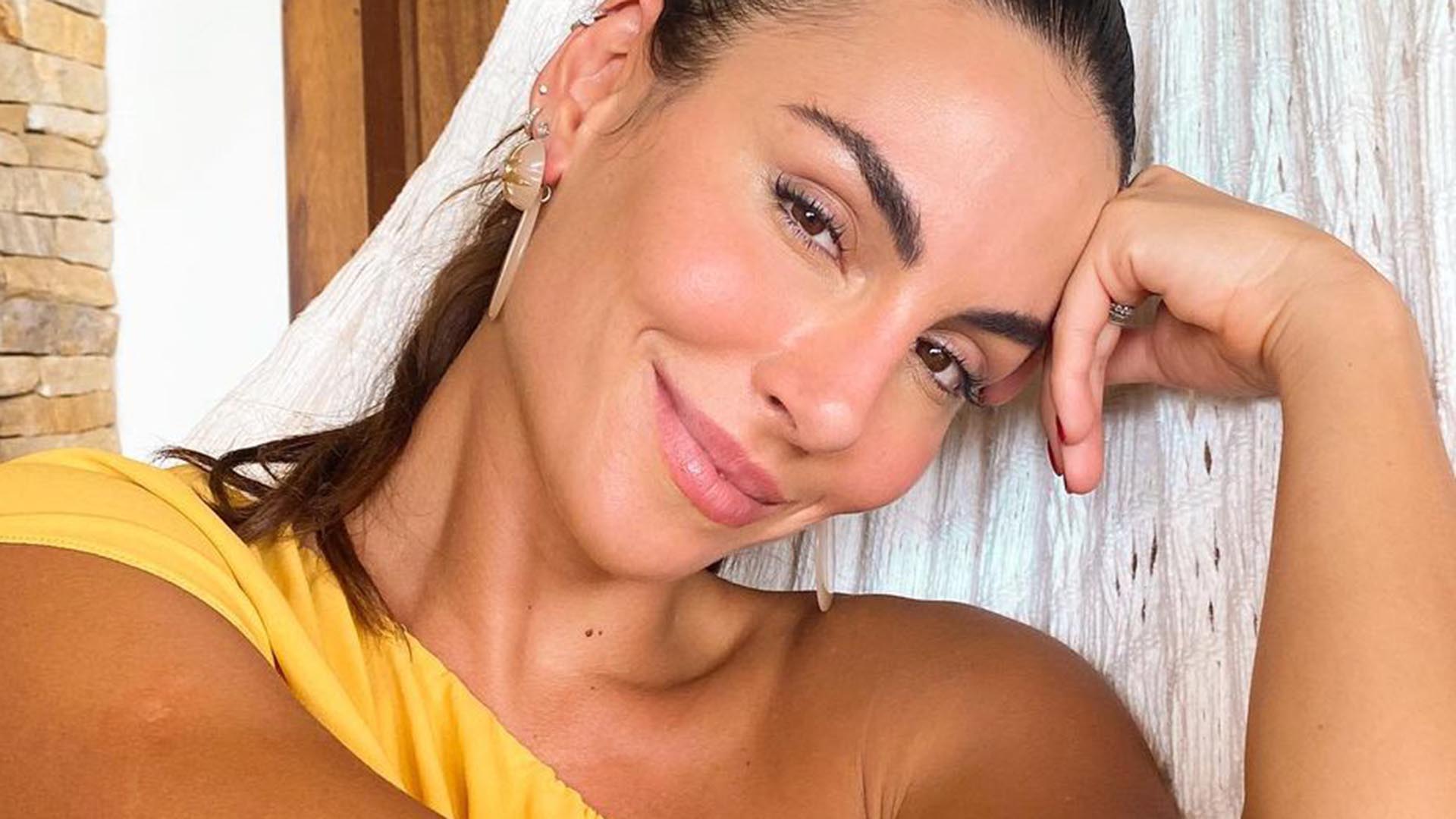 Mel Fronckowiak exibe foto rara de biquíni em dia na praia