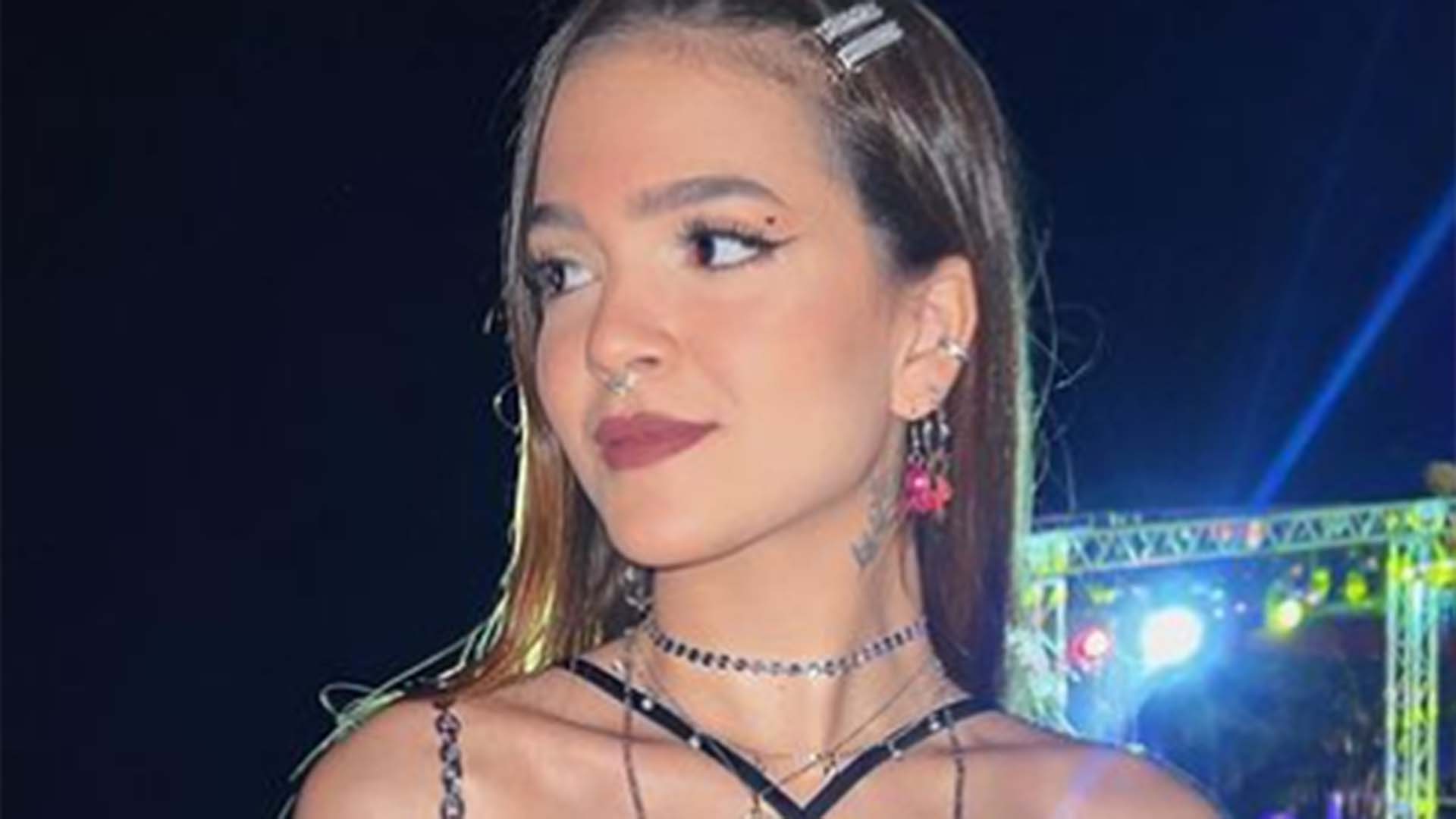 Mel Maia usa look preto nada básico para curtir noitada