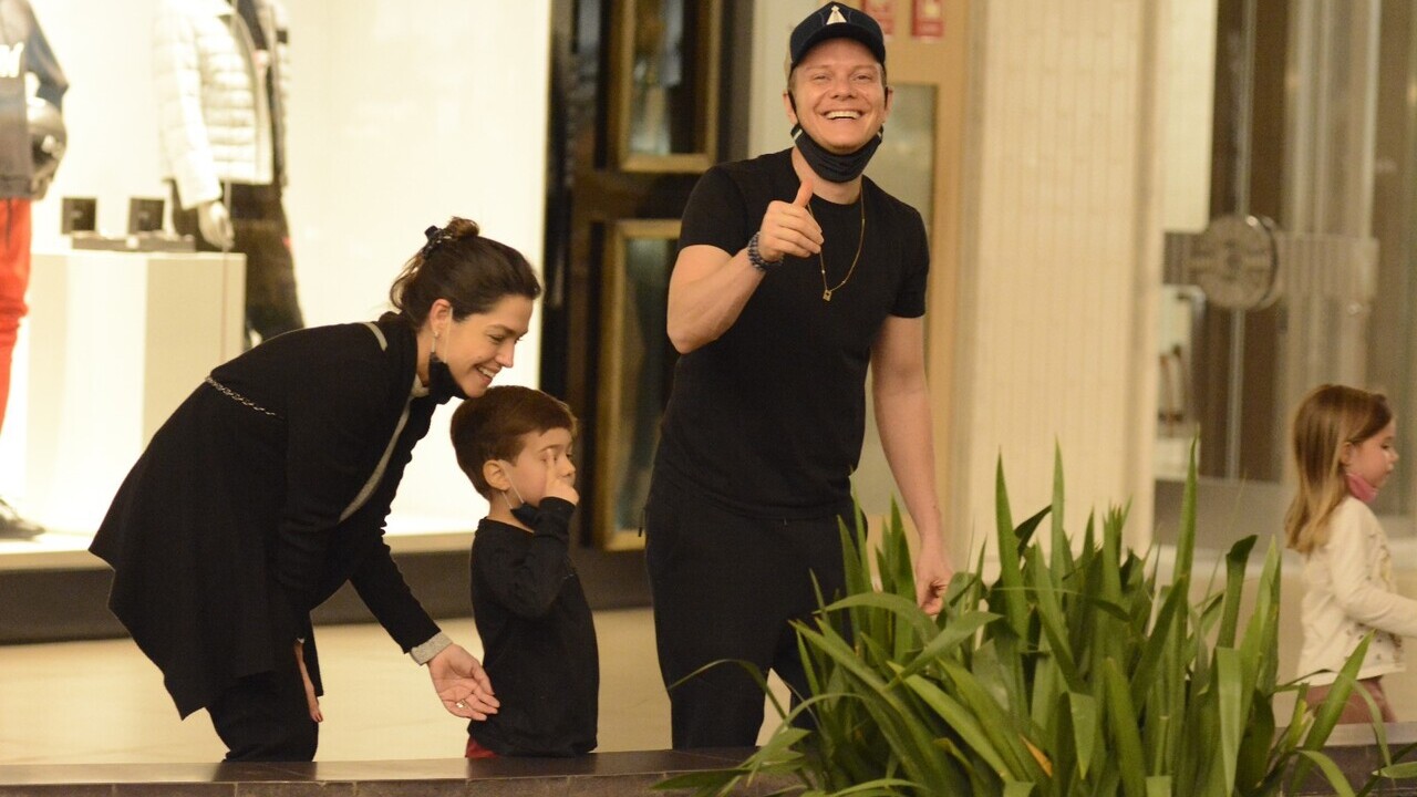 Após covid, Michel Teló aproveita momento com a família em shopping