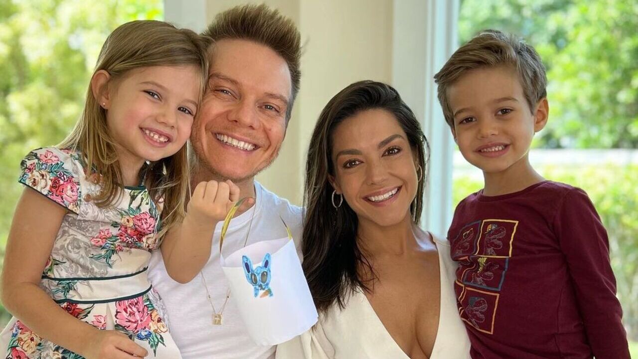 Michel Teló faz fotos encantadoras de Thais Fersoza e os filhos na praia