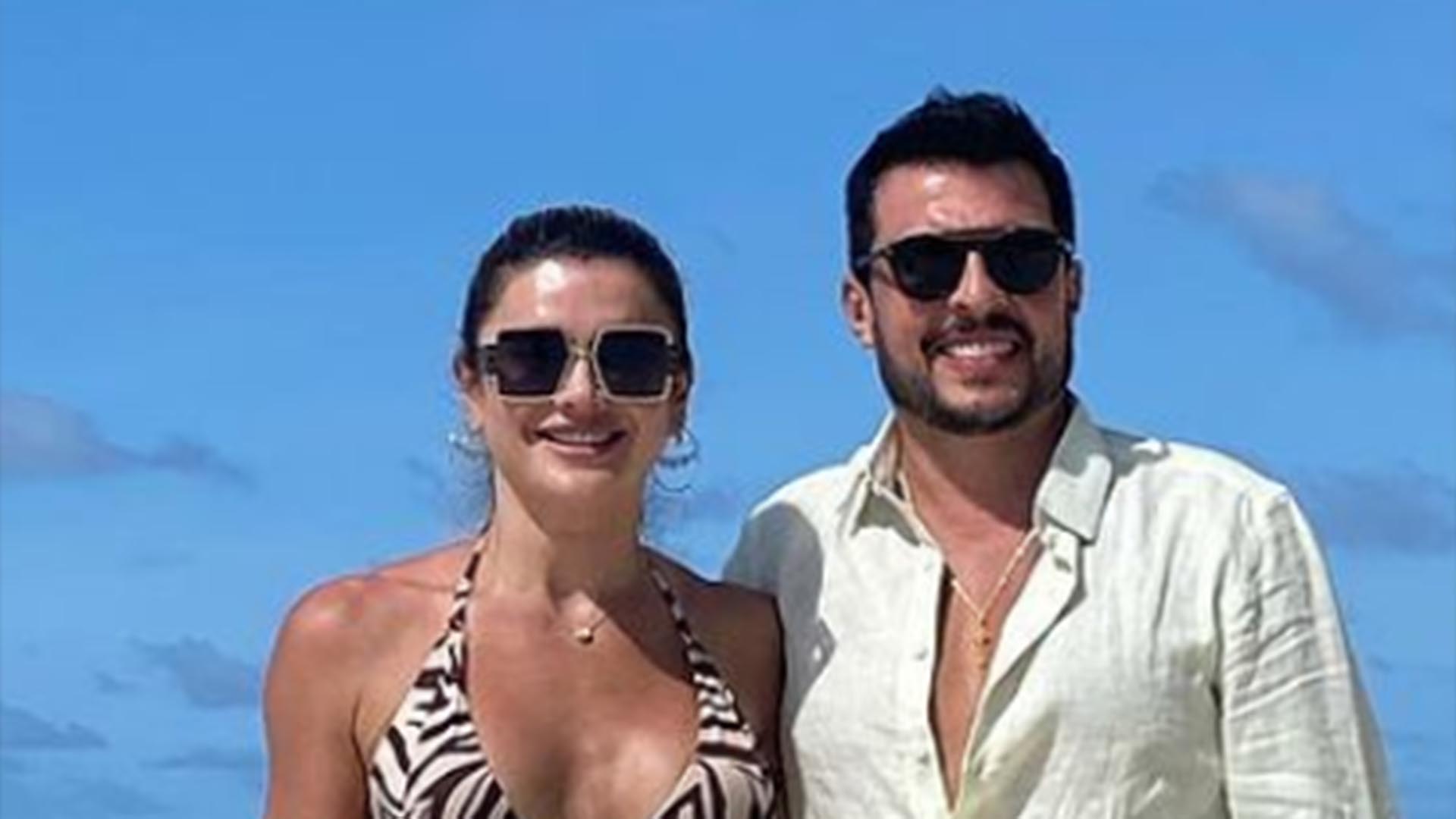 De biquíni, Mirella Santos surge em fotos com o marido durante as férias