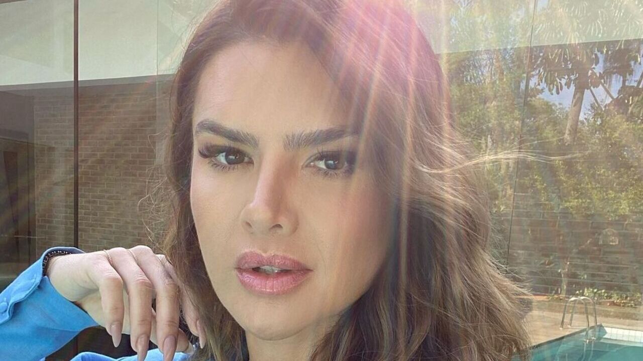 Fazendo topless, Mirella Santos posa de costas e impressiona com bumbum turbinado