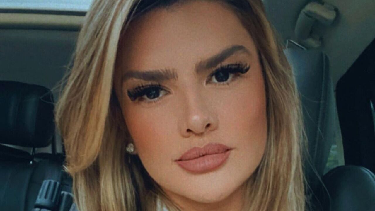 De biquíni branco, Mirella Santos coloca bumbum para jogo ao tomar sol