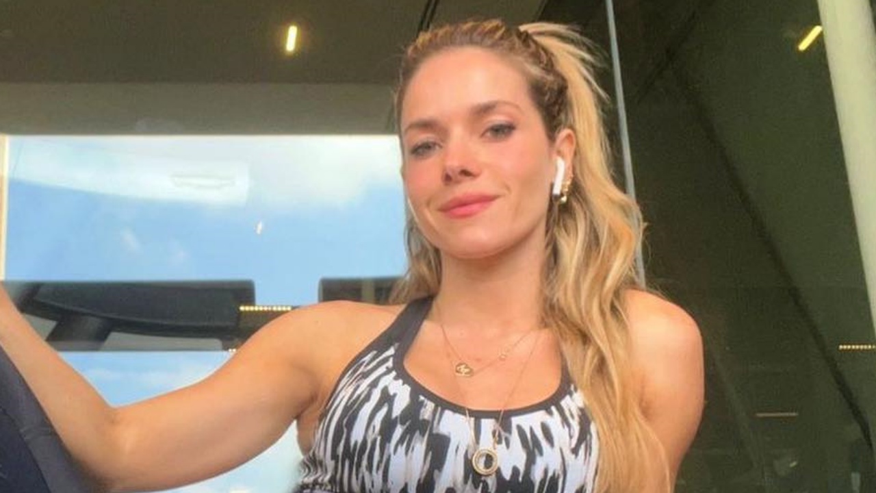 Monique Alfradique exibe abdômen trincado após treino: “Musa”