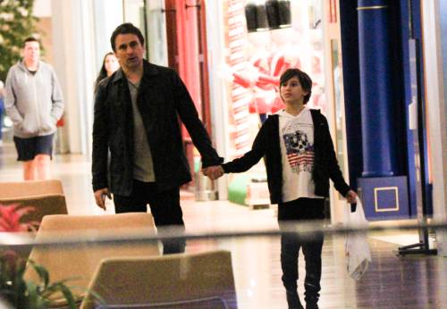 Murilo foi com o filho Arthur para um shopping no Rio 