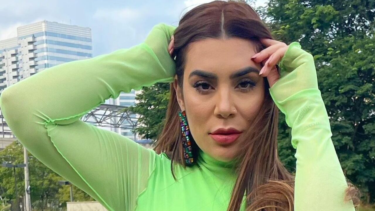 De look justo e botas brilhantes, Naiara Azevedo exibe corpaço arrasador
