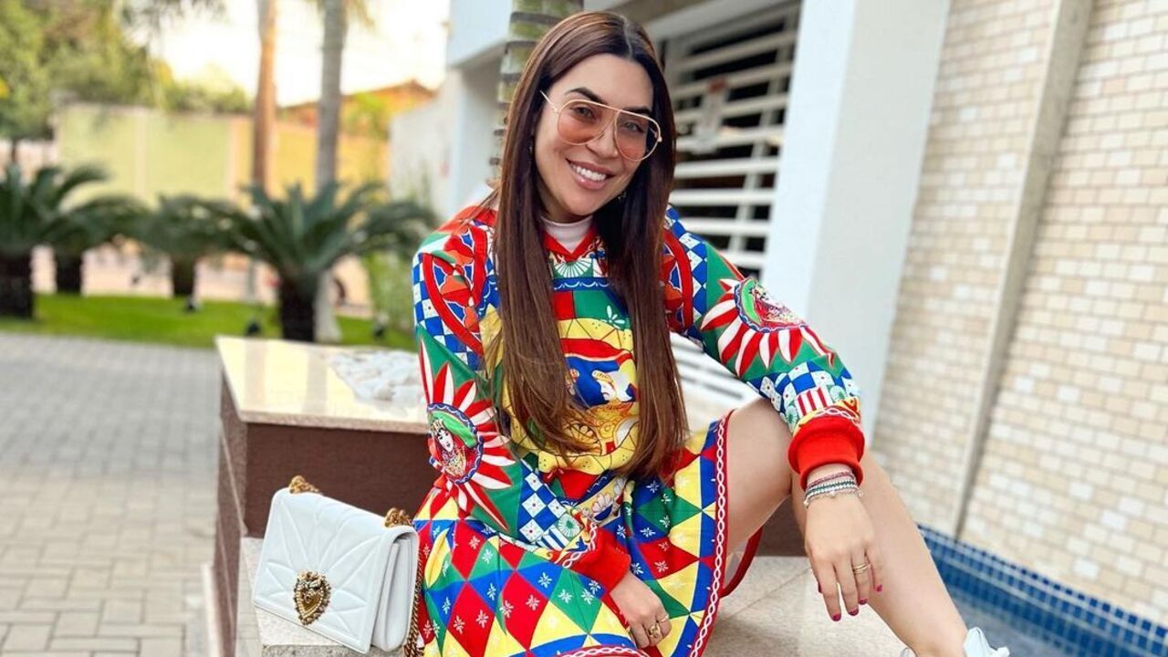 Naiara Azevedo ostenta pernões em vestido estampado curtinho: ”Perfeita demais”