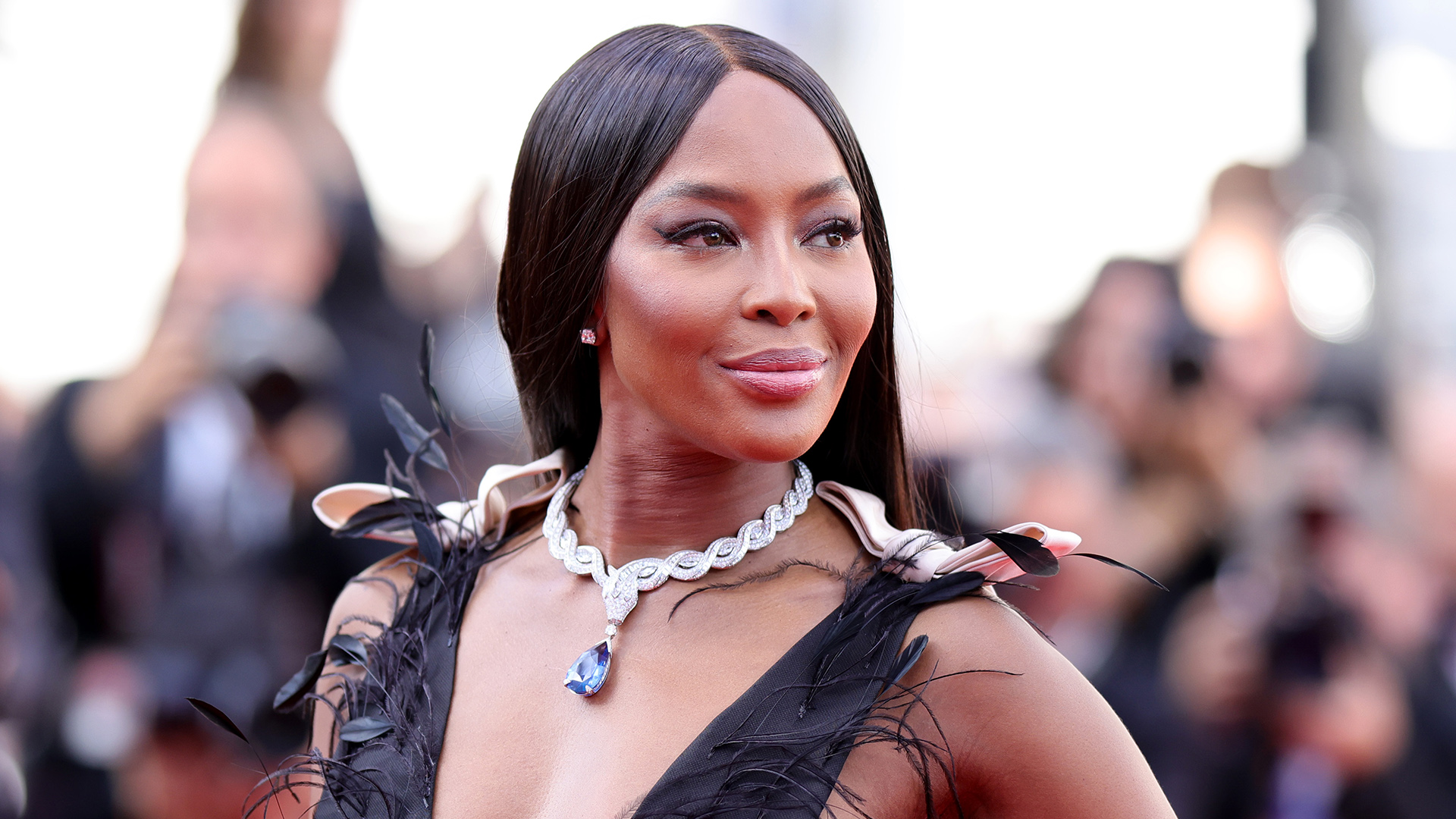 Naomi Campbell celebra o Natal em missa na cidade de Ouro Preto (MG)