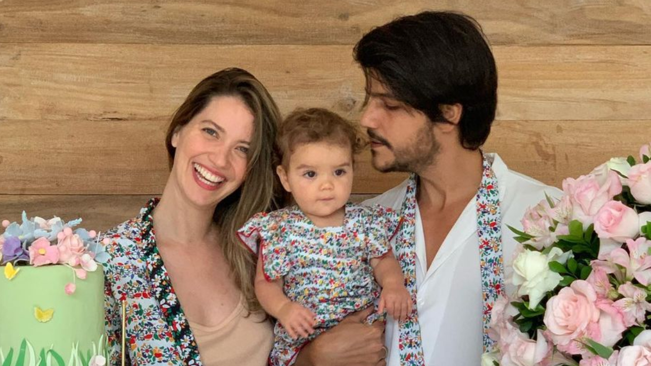 Nathalia Dill publica clique inédito com a família e se declara para o marido: ”Meu amor”