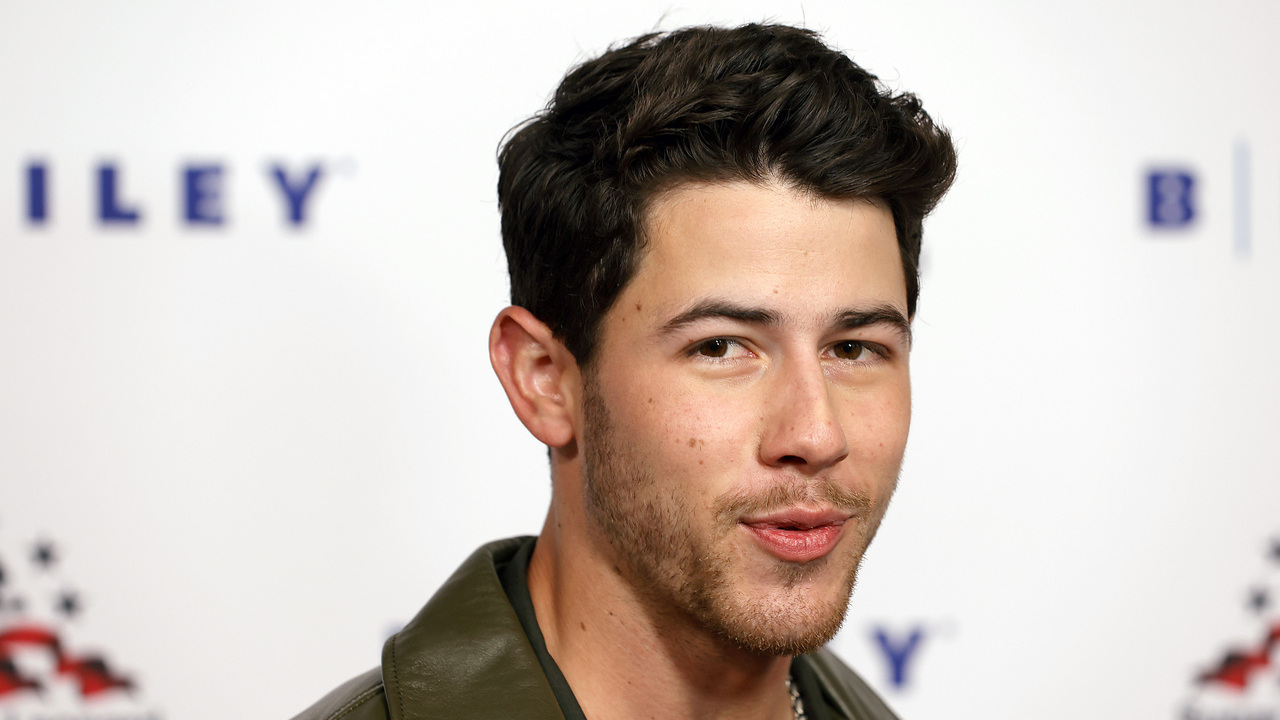 Nick Jonas publica clique fofo caminhando com a filha Malti Marie