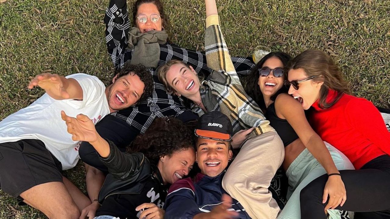 Atores de ‘Pantanal’ surgem coladinhos em clique nas redes sociais