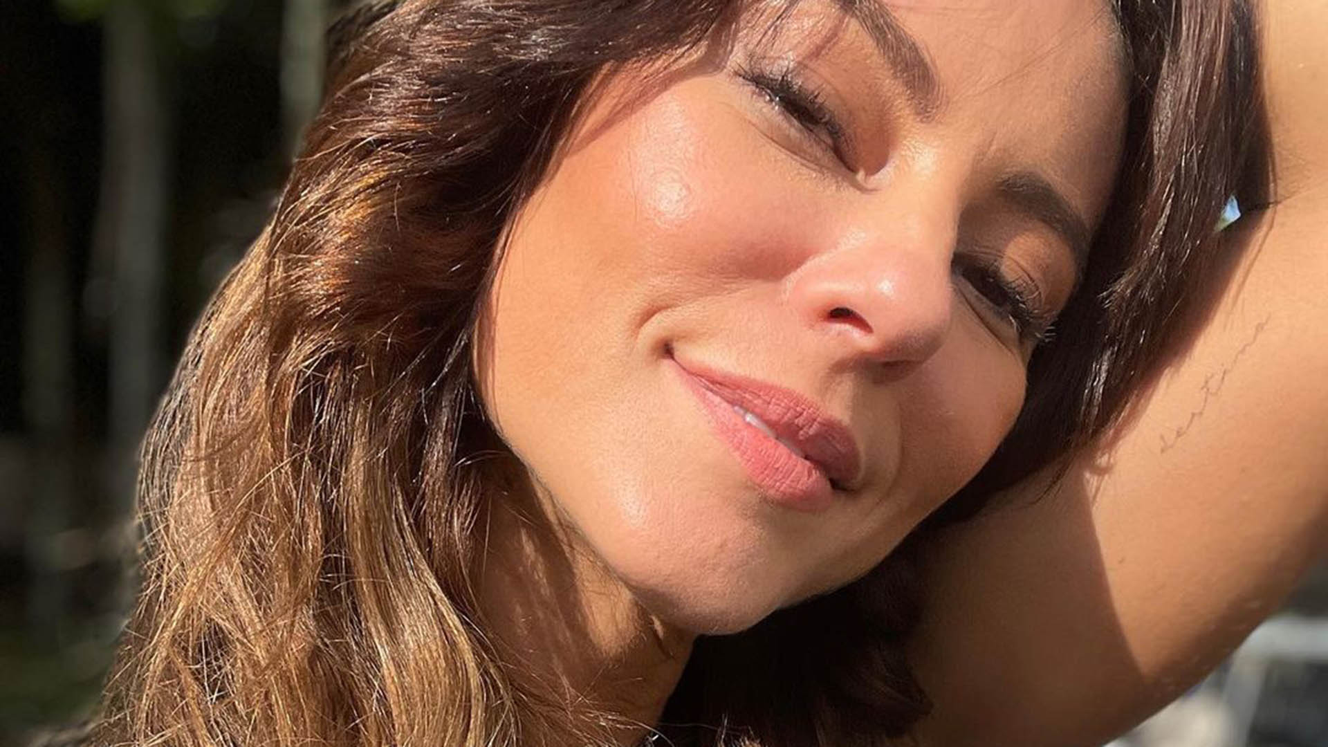 De biquíni, Paolla Oliveira empina o bumbum em foto com Diogo Nogueira