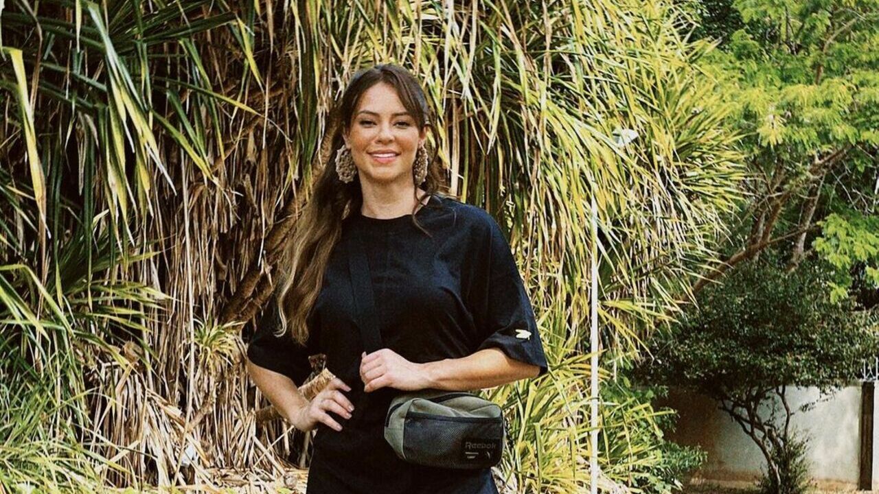 De vestido curtinho, Paolla Oliveira deixa pernões à mostra e impressiona: ”Perfeita”
