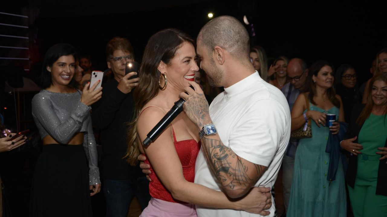 Paolla Oliveira e Diogo Nogueira aproveitam show coladinhos no Rio de Janeiro