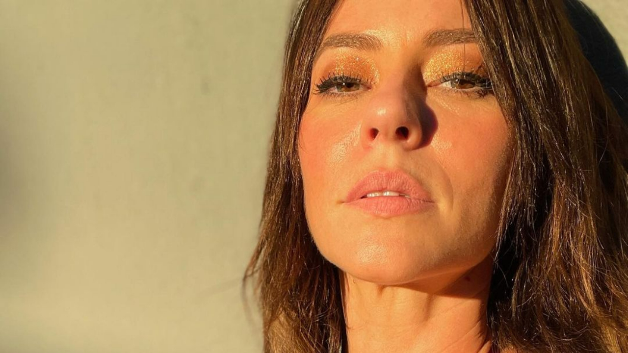 Paolla Oliveira arranca elogios da web ao surgir tomando um banho de sol com biquíni estiloso: ”Maravilhosa!”