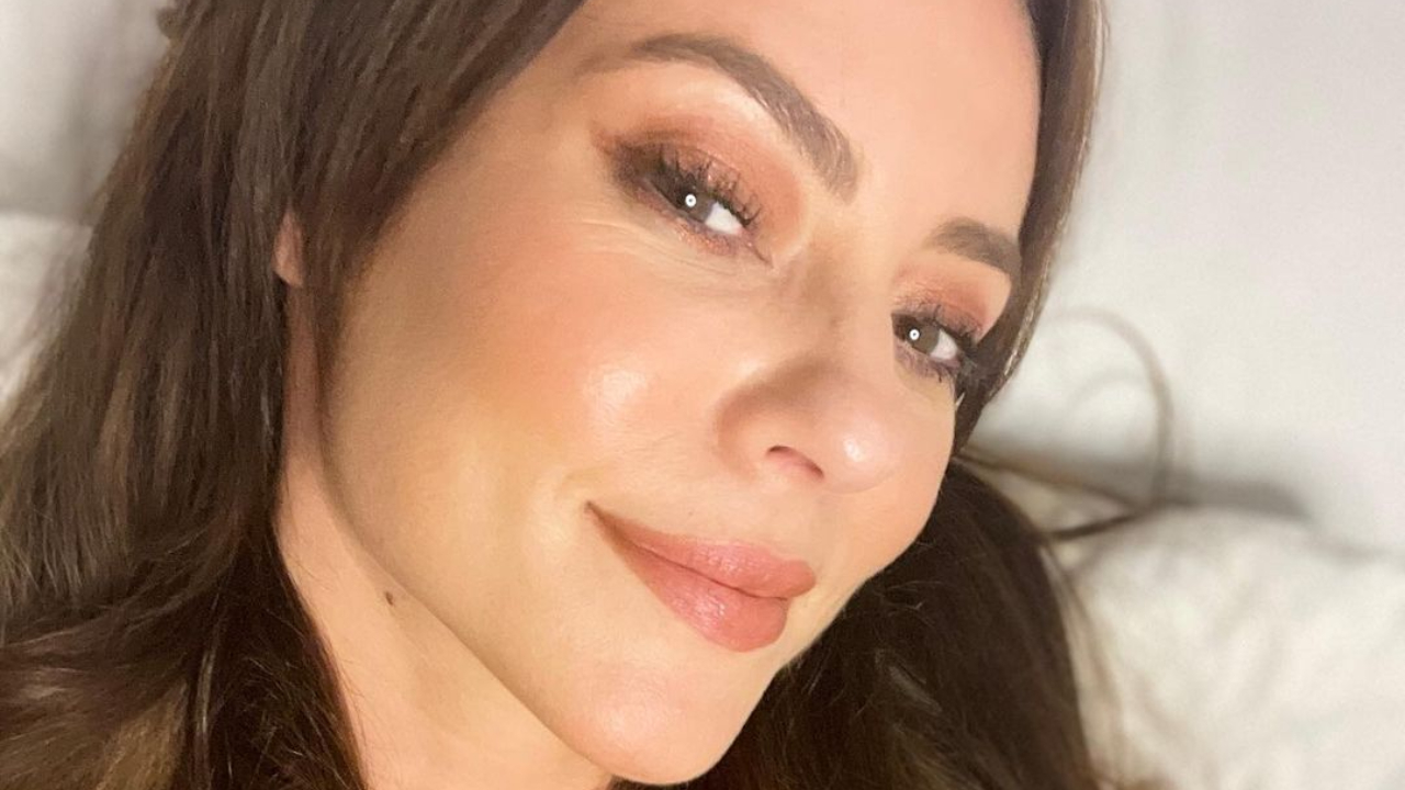 Paolla Oliveira coloca as pernas para jogo em caracterização da novela Cara e Coragem