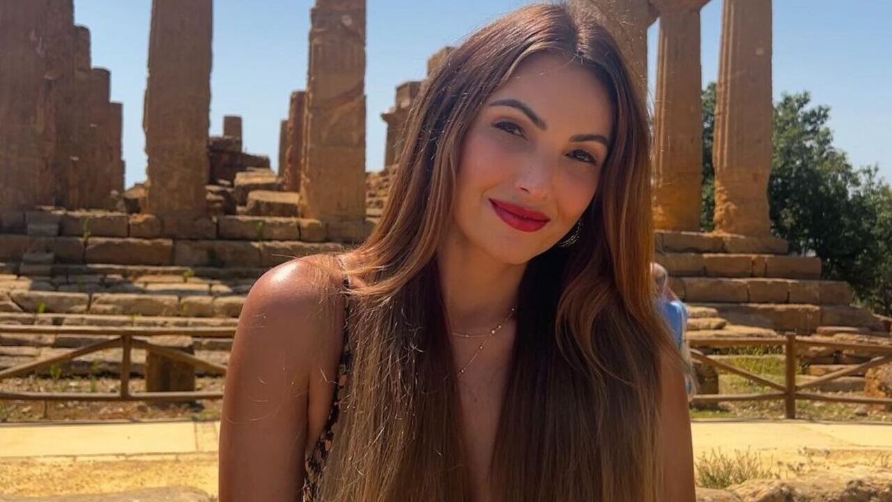 De vestido com fenda, Patrícia Poeta rouba a cena em praia italiana