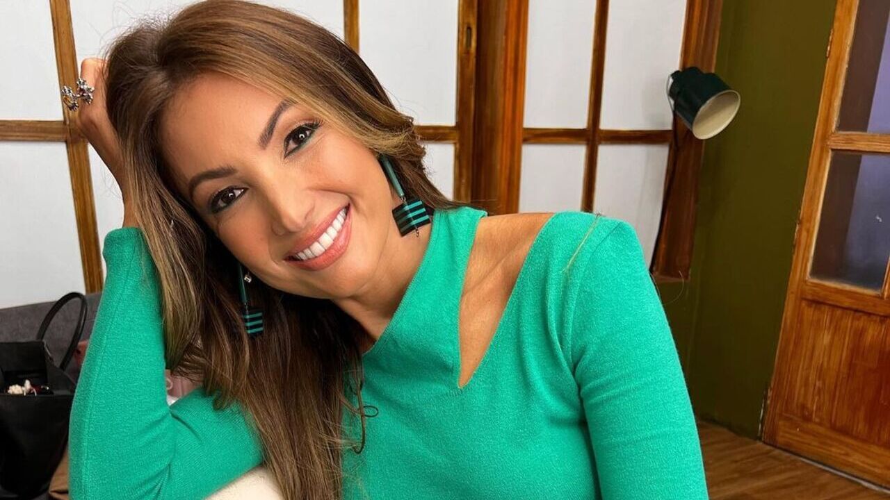 De shortinhos e top, Patrícia Poeta exibe boa forma em foto no espelho