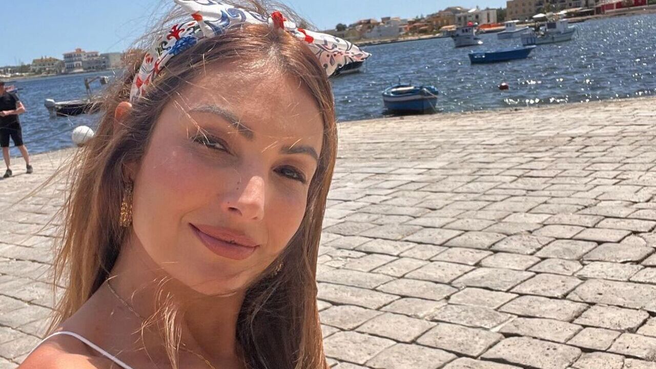 De biquíni sem alça, Patrícia Poeta esbanja beleza ao tomar sol na Itália
