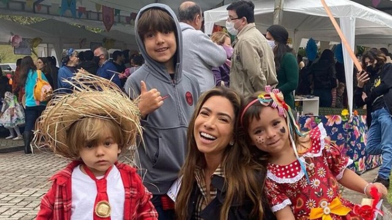 Patrícia Abravanel abre álbum de fotos com os três filhos e marido