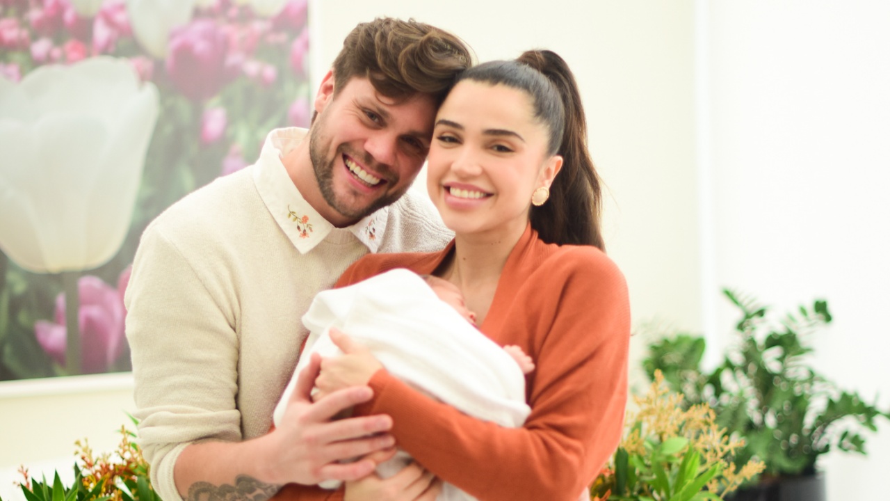 Paula Amorim e Breno Simões deixam maternidade com o filho, Theo