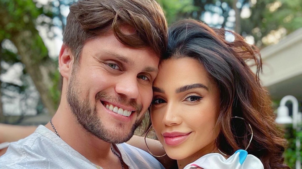 Paula Amorim e Breno Simões apresentam o filho recém-nascido