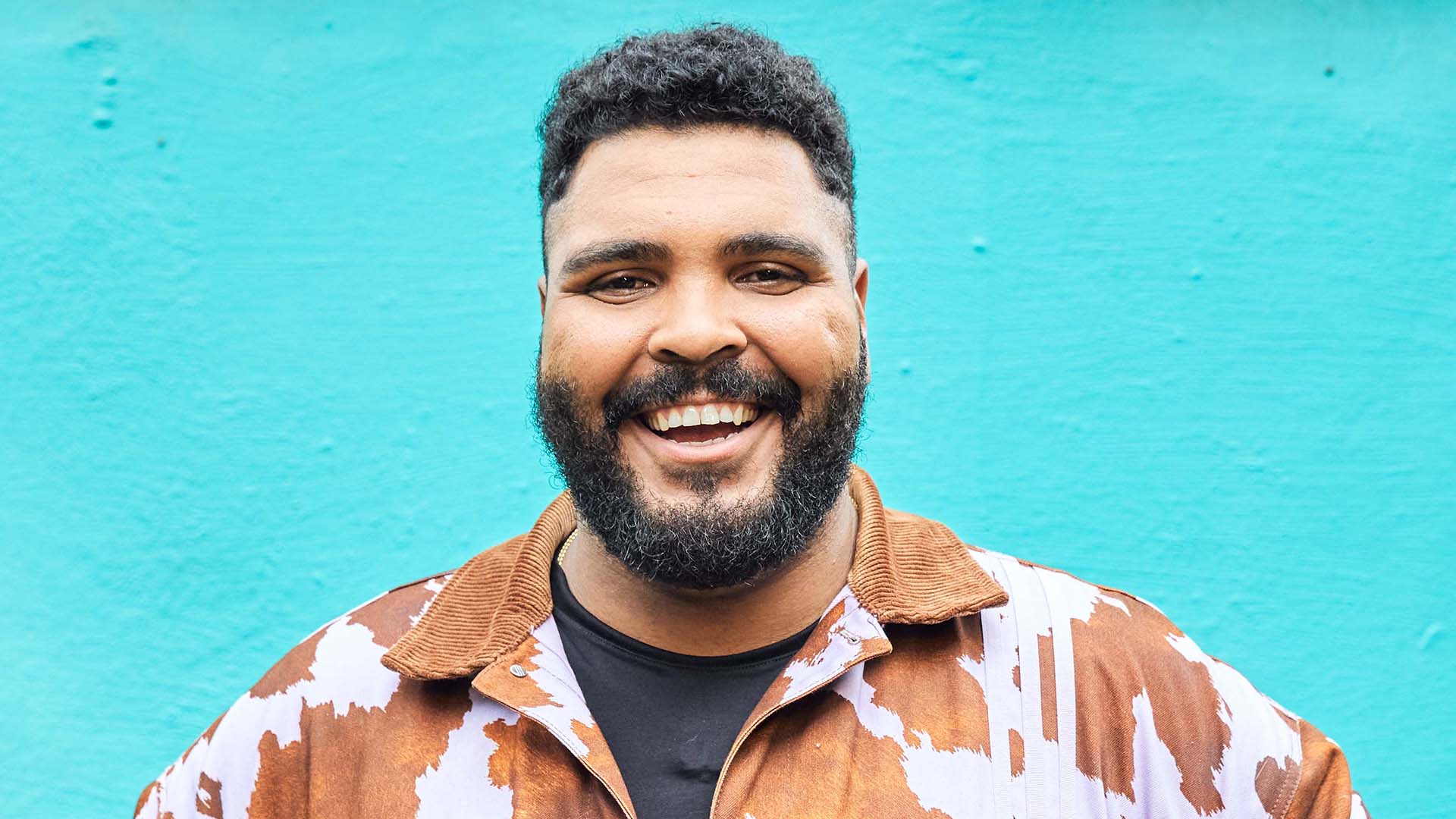 Paulo Vieira surpreende ao aparecer sem barba em novas fotos