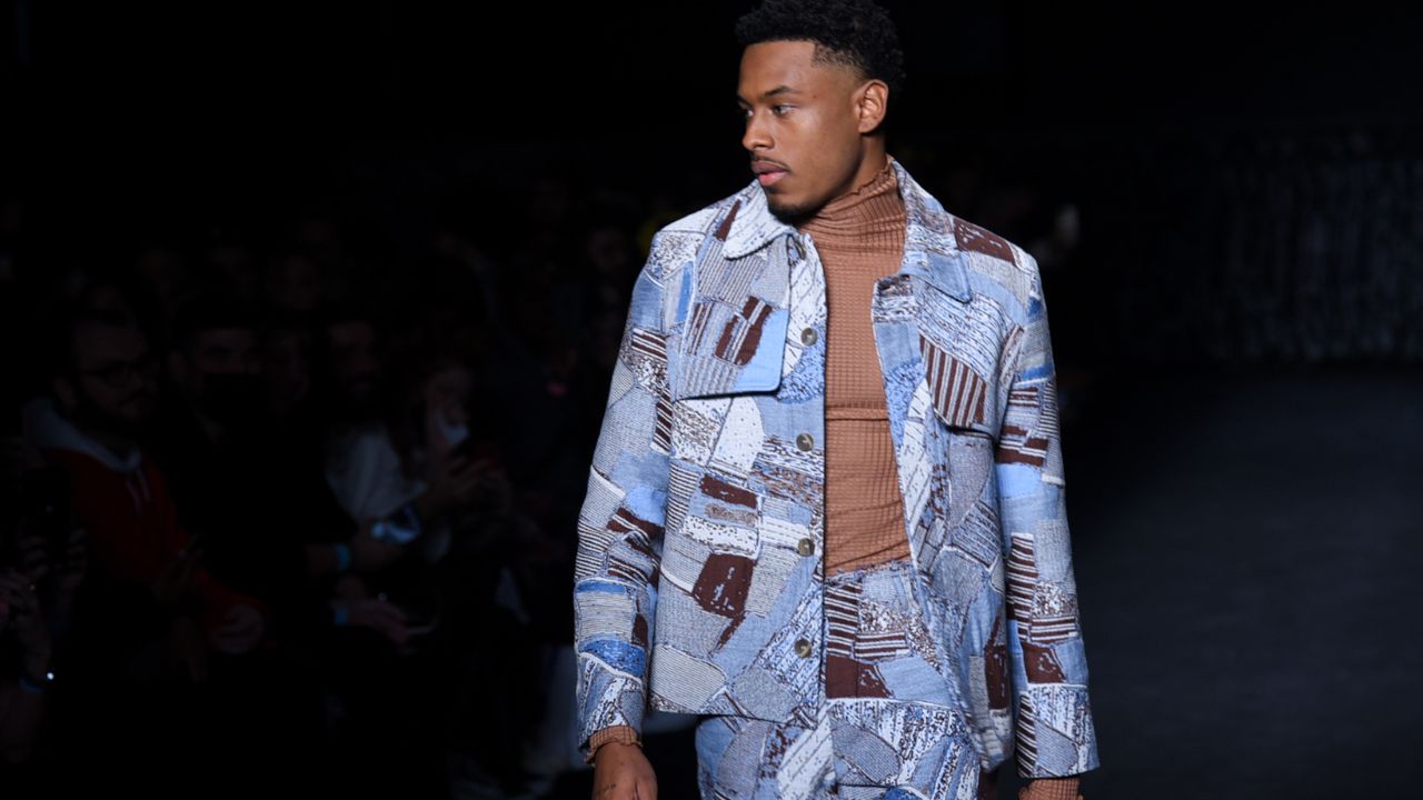 Ex-BBB Paulo André faz estreia na passarela do SPFW e atrai holofotes no evento