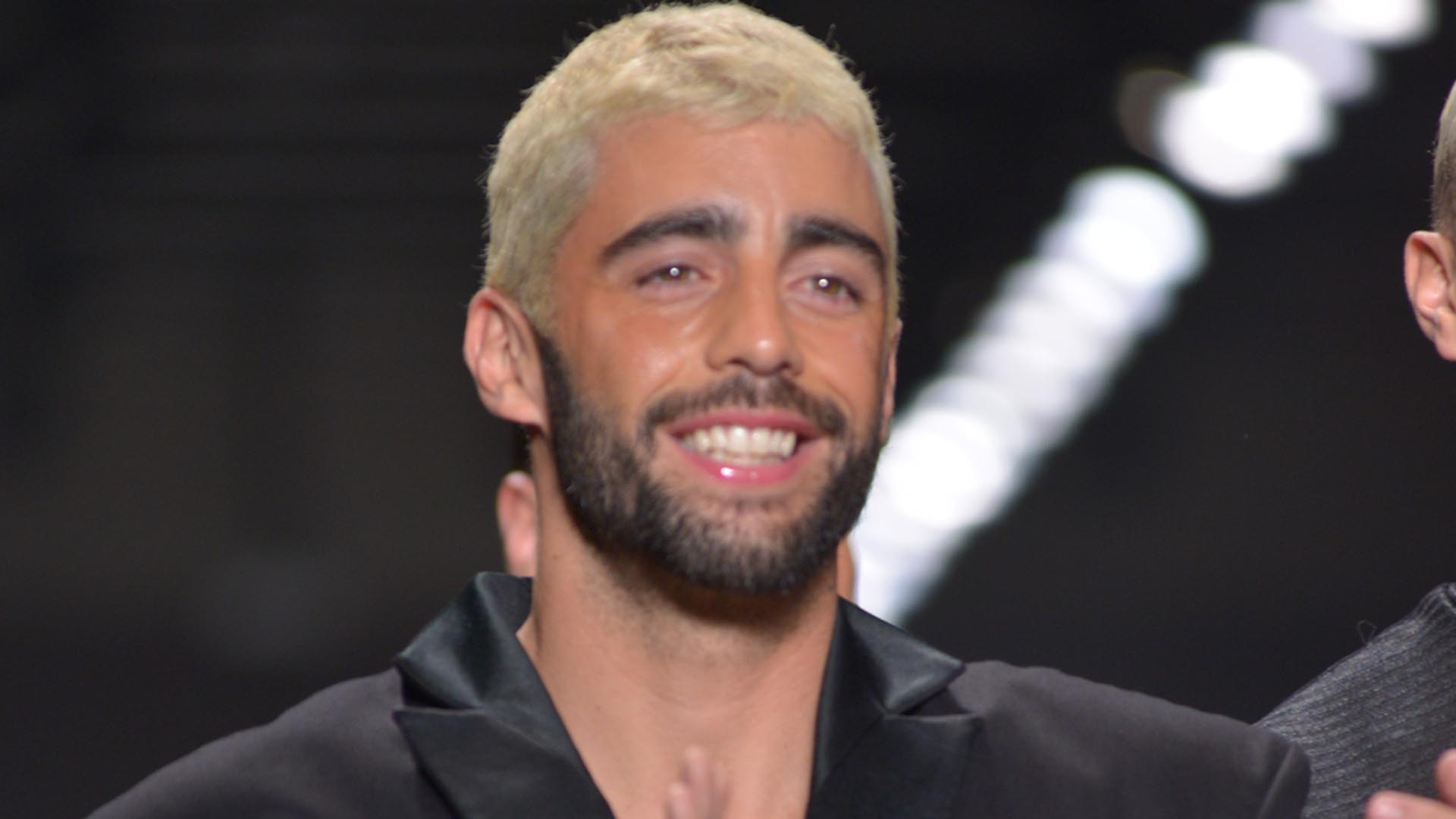 Pedro Scooby desfila sem camisa na SPFW