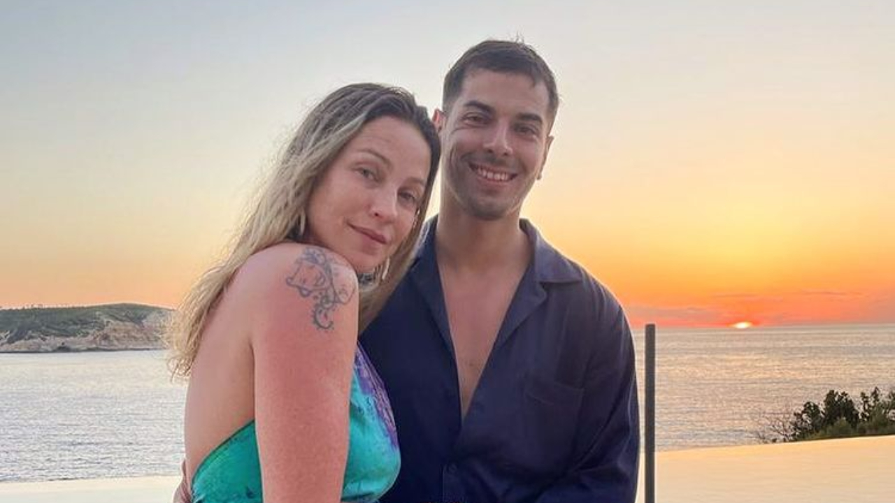 Luana Piovani e Lucas Bitencourt surgem juntinhos ao assistirem o nascer do sol em Ibiza