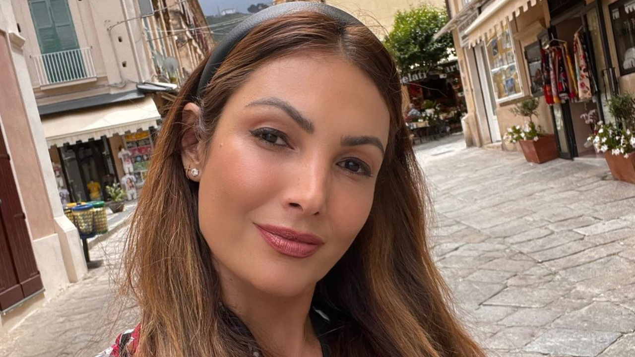 Patrícia Poeta surge turistando pelo sul da Itália com vestido vermelho