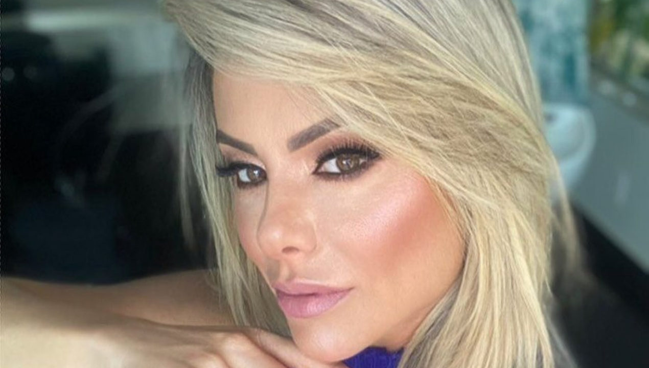 Poliana Rocha arranca suspiros da web ao esbanjar beleza com biquíni fio dental: ”Perfeita!”