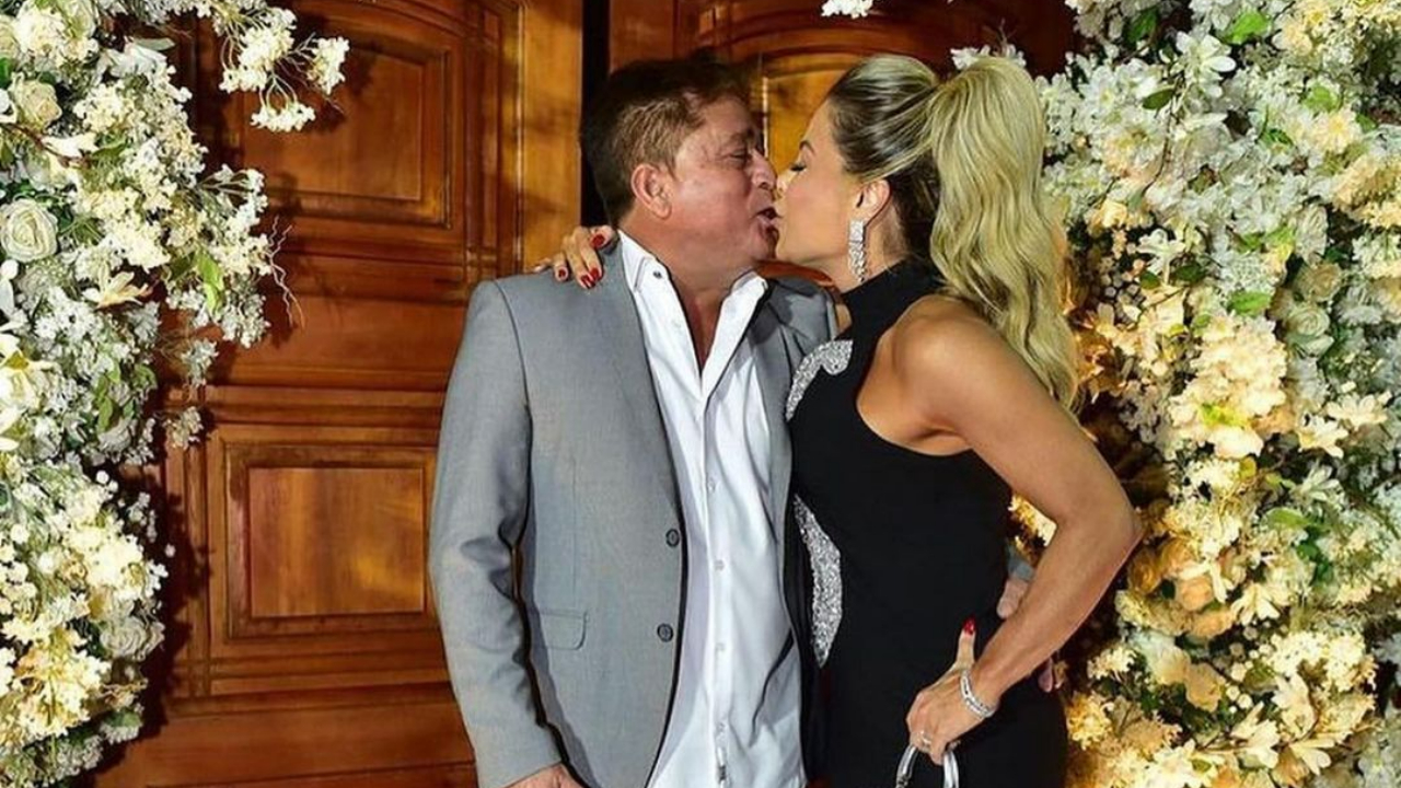 Poliana Rocha surge em clima de romance ao dar beijão em Leonardo
