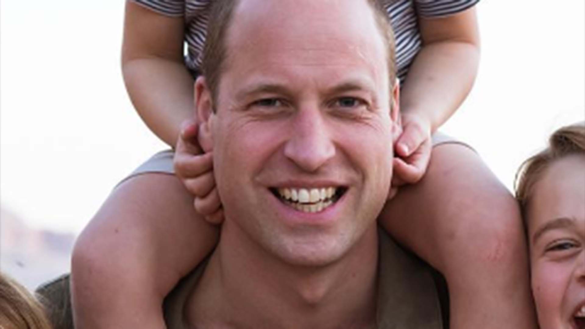 Príncipe William surge em nova foto com os três filhos