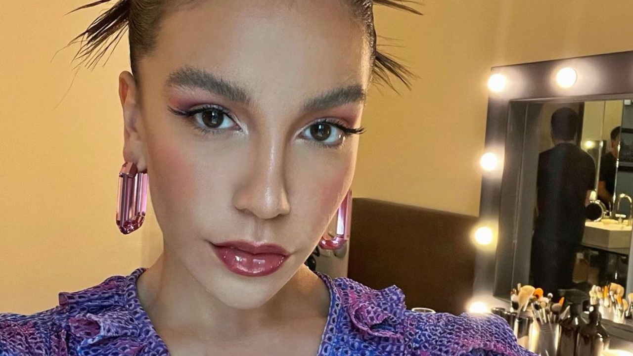 Priscilla Alcântara chora muito ao assistir seu próximo videoclipe pela primeira vez
