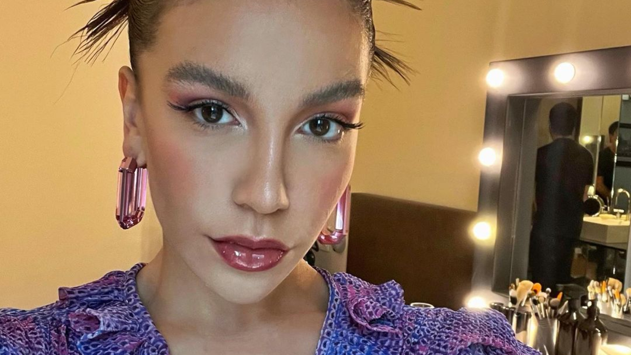 Ao divulgar sua nova música, Priscilla Alcântara mostra tatuagem em lugar inusitado